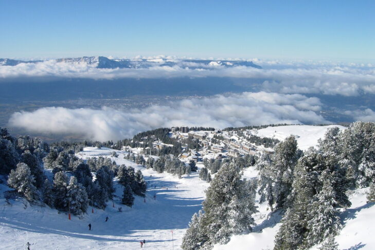 La vue sur Chamrousse s'étend jusqu'à Grenoble dans la vallée.