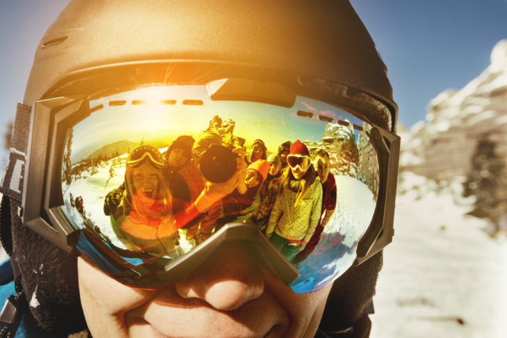 Lors de l'achat de lunettes de ski, les skieurs doivent s'assurer qu'il n'y a pas d'espace entre les lunettes de ski et le casque