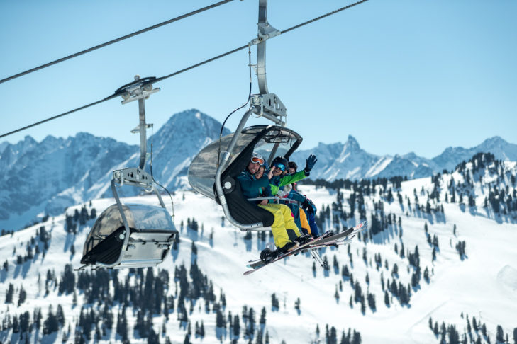 En faisant du ski au printemps ou à Pâques, les amateurs de sports d'hiver peuvent généralement faire le plein de soleil.