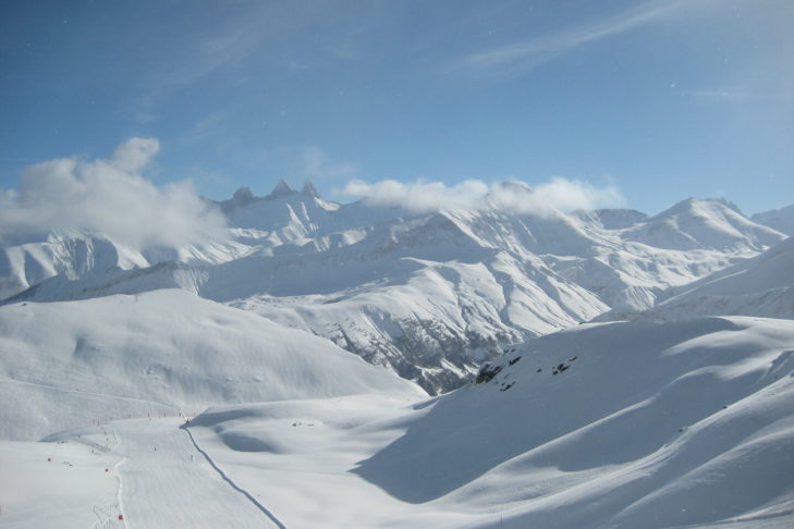 Depuis St Sorlin d'Arves, les amateurs de sports d'hiver peuvent accéder directement au domaine skiable des Sybelles.