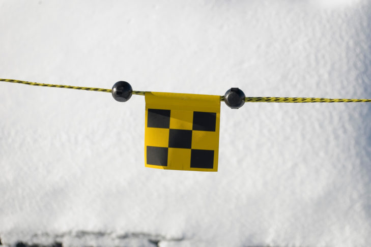 Ces bandes de délimitation jaunes et noires ne doivent pas être ignorées. Ils interdisent l'accès aux pentes menacées par les avalanches.