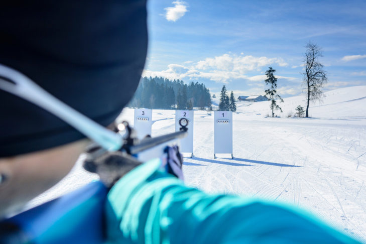 Lors du tir, les biathlètes doivent être particulièrement concentrés.