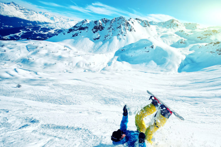 En cas de chute sur ou en dehors des pistes, une protection dorsale amortit fortement le choc.