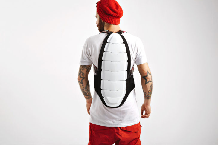 La protection dorsale doit offrir une protection optimale et être confortable.