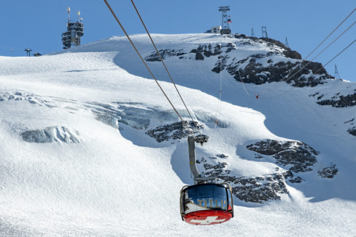 Le "Titlis Rotair" dans le domaine skiable d'Engelberg-Titlis est la première télécabine au monde dont la cabine peut pivoter une fois à 360 degrés sur le chemin du sommet