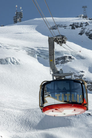 La télécabine ronde rotative Titlis-Rotair dans le domaine skiable Engelberg-Titlis permet d'avoir une vue panoramique parfaite.