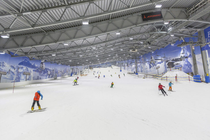 Sous les toits des halls de ski, les amateurs de sports d'hiver trouvent aujourd'hui les meilleures conditions d'enneigement sur les pistes artificielles.