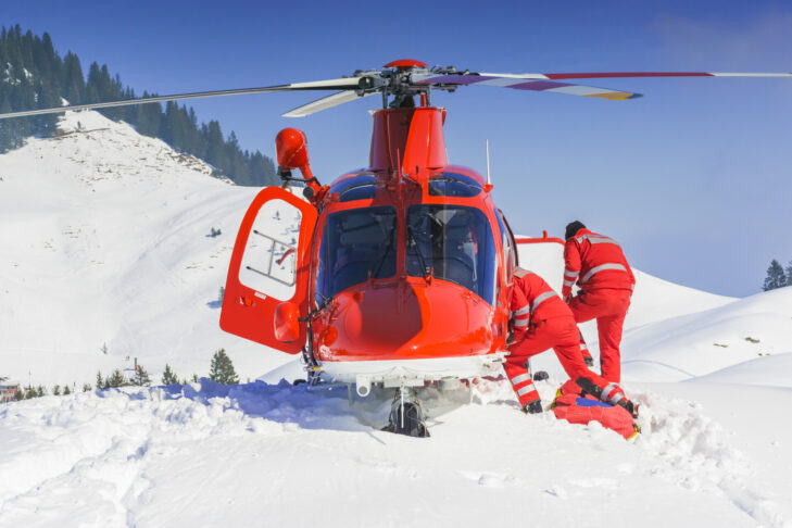 Grâce à leurs hélicoptères, les secouristes aériens peuvent atteindre presque n'importe quel endroit du domaine skiable pour venir en aide aux amateurs de sports d'hiver.