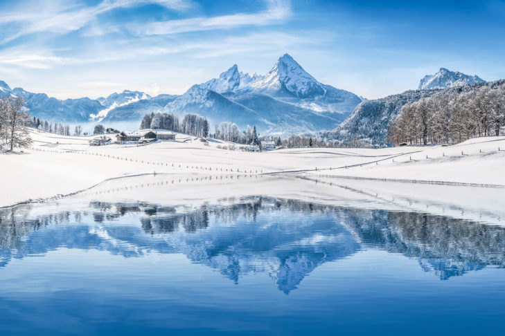 Berchtesgadener Land : un décor de rêve avec un lac et des montagnes.