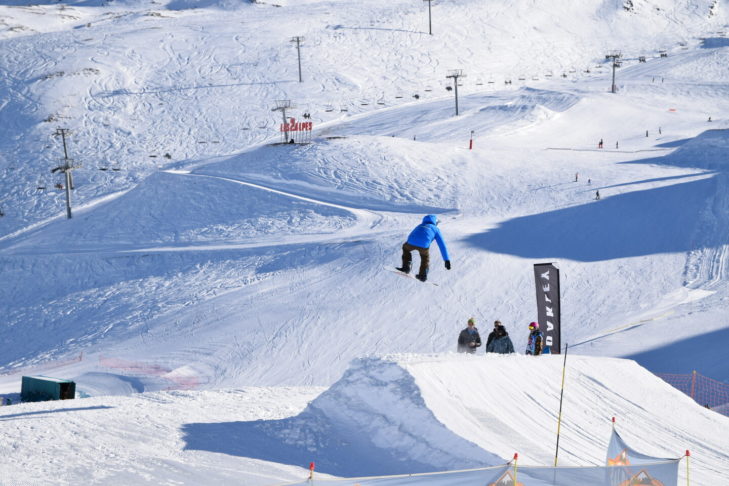 Les 2 Alpes est l'une des stations de ski les plus populaires et les plus hautes de France, ainsi qu'un véritable hotspot pour les fans de freestyle.