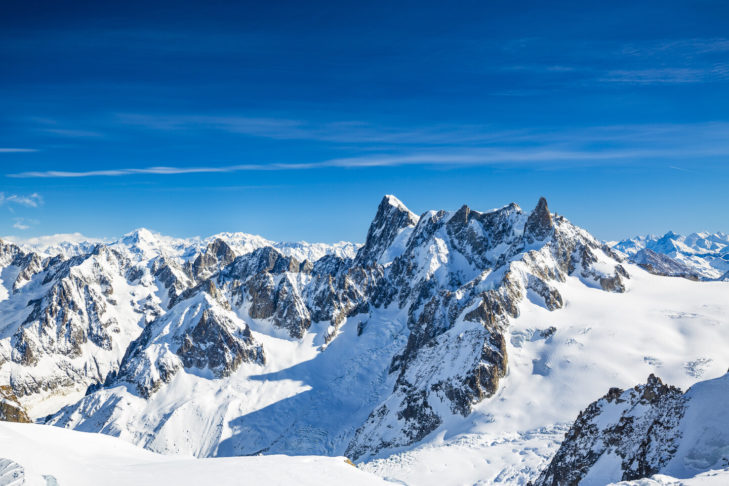 L'Aiguille du Midi n'est pas seulement l'une des montagnes les plus connues du massif du Mont-Blanc, c'est aussi le terminus d'un téléphérique à va-et-vient qui peut emmener jusqu'à 70 personnes à la fois au point le plus haut du domaine skiable en France.