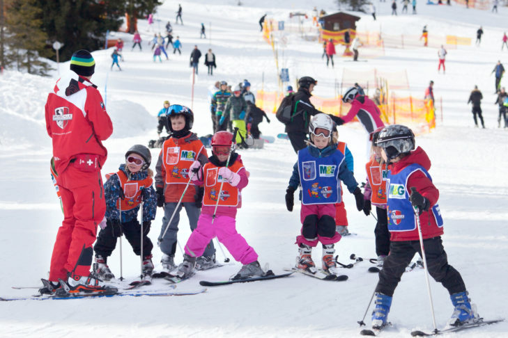 Apprendre à skier avec d'autres enfants est incroyablement amusant