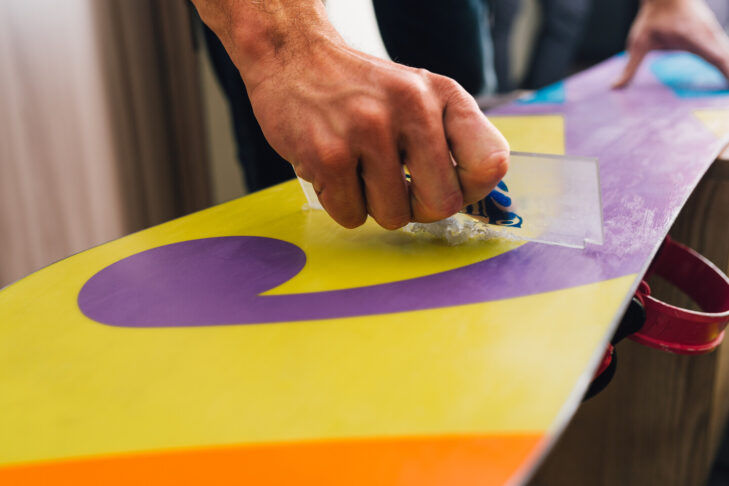 Un snowboard bien entretenu doit être farté et poncé après la saison.