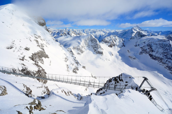 Sur le Titlis Cliff Walk, les visiteurs se trouvent à plus de 3.000 m d'altitude