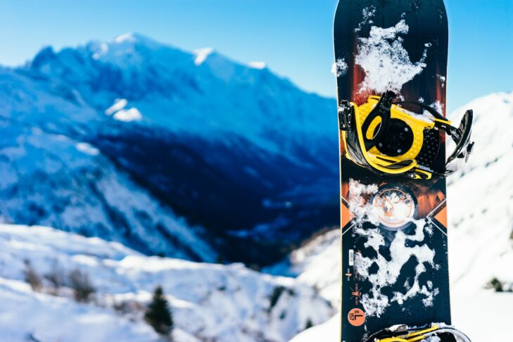 Les snowboardeurs qui souhaitent s'amuser sur les pistes cet hiver avec leur planche ont besoin, outre d'une planche et de chaussures, de fixations de snowboard adaptées.