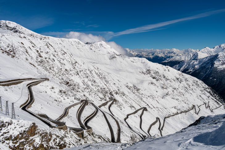 Sur les routes de col, comme ici sur le Stelvio en Italie, certains pays européens ont désormais partiellement introduit l'obligation d'utiliser des pneus hiver pendant la saison froide.