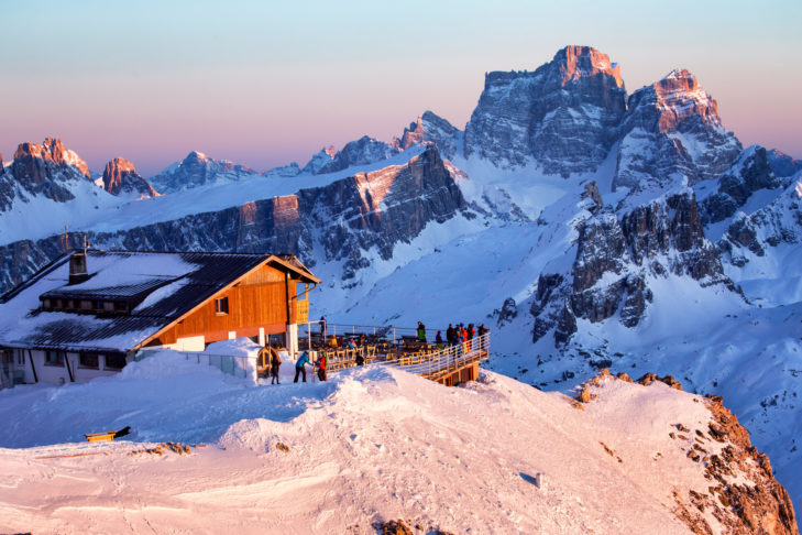 Eine der beliebtesten Skihütten in den Alpen ist das Rifugio Lagazuoi. Auf 2.752 m Höhe in der Nähe von Cortina d'Ampezzo gelegen, bieten sich von hier traumhafte Ausblicke auf die Dolomiten.