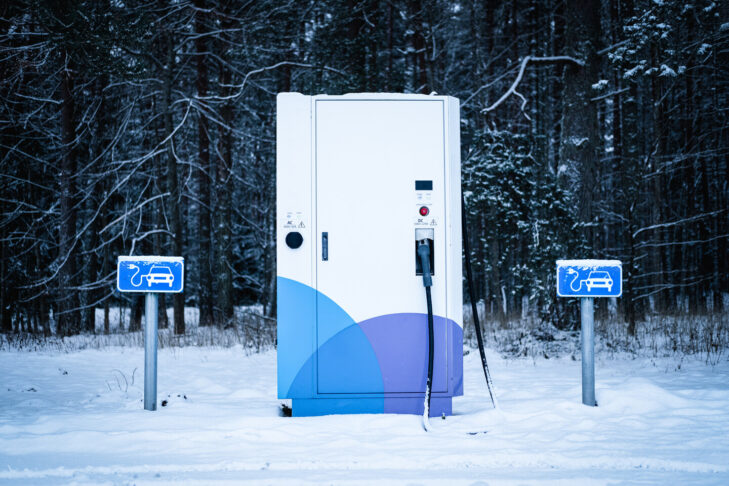 En hiver, les batteries des voitures électriques doivent toujours être suffisamment chargées, car le froid réduit l'autonomie et le chauffage de l'habitacle, par exemple, consomme de l'électricité supplémentaire.