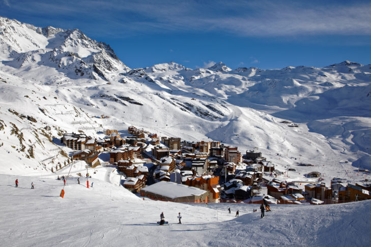 Val Thorens se situe à 2 300 mètres d'altitude. Cela en fait la plus haute station de ski d'Europe et une destination de ski très prisée en automne