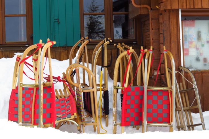Sur de véritables luges en bois, la luge nocturne de Sölden devient un événement pour toute la famille