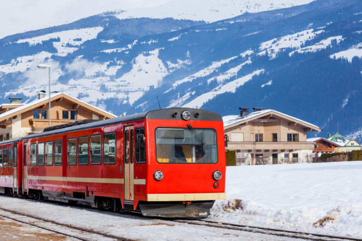 Le Zillertalbahn circule entre les gares de Jenbach et Mayrhofen