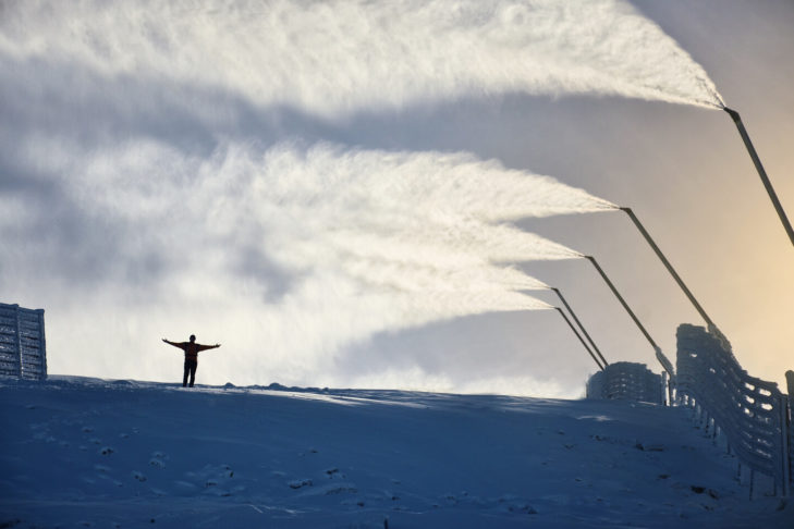 Outre les canons à neige sous leur forme traditionnelle et un peu encombrante, des lances à neige étroites, semblables à des lanternes, produisent une neige artificielle de qualité