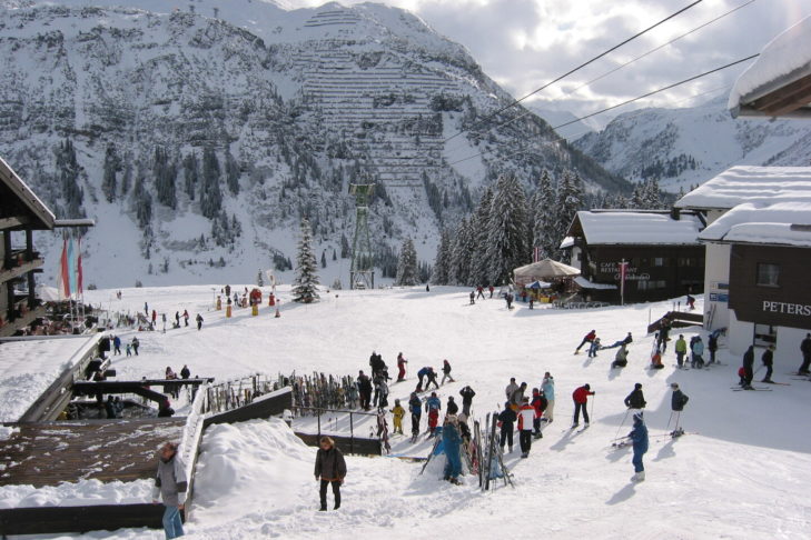 Terrasse ensoleillée dans le village-hôtel sans voitures d'Oberlech.