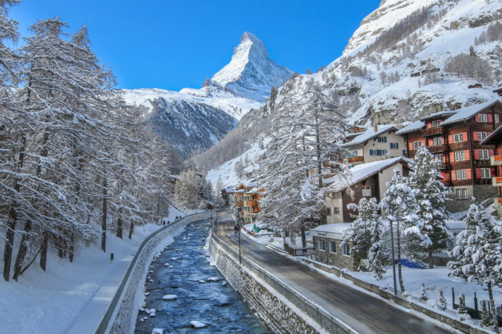 À Zermatt, sous le Cervin mondialement connu, les routes sont interdites aux voitures à moteur thermique