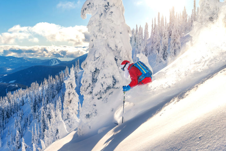 Il n'y a pas que les skieurs et les snowboarders qui se sentent bien dans la neige, le Père Noël est lui aussi chez lui sur les pistes et a bien sûr des cadeaux à offrir !