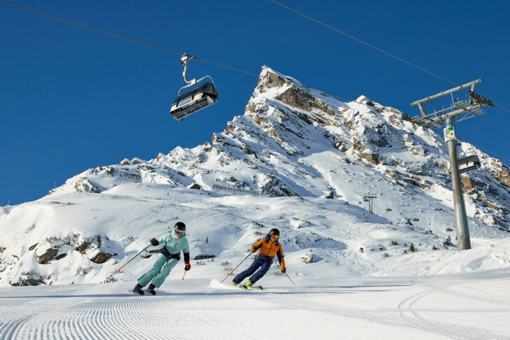 Au fond de la vallée de Paznaun, au-dessus de Galtür, le domaine skiable de Silvapark offre 37 kilomètres de pistes compactes pour les skieurs de tous niveaux.