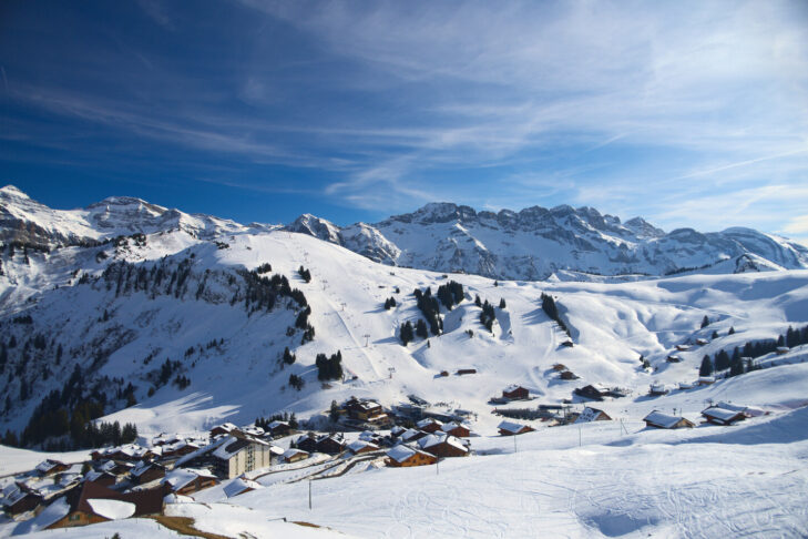 Le domaine skiable d'Avoriaz, avec ses 60 kilomètres de pistes, est situé au cœur du vaste domaine skiable des Portes du Soleil (580 kilomètres de pistes).