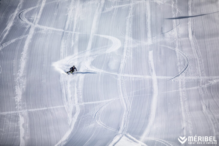 Les superbes descentes de Méribel font partie des 600 kilomètres de pistes du domaine skiable des 3 Vallées et sont donc très prisées.