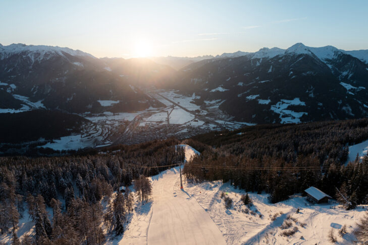 Les amateurs de sports d'hiver peuvent admirer le lever du soleil sur la vallée de la Wipp lors d'une sortie « Early Bird », au-dessus de Vipiteno.