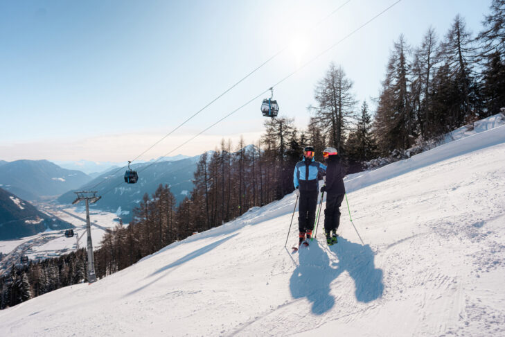 Depuis les pistes qui descendent vers la vallée, notamment sous le téléphérique du Rosskopf, les amateurs de sports d'hiver bénéficient d'une vue imprenable sur la vallée de la Wipp, bien au-dessus de Vipiteno.
