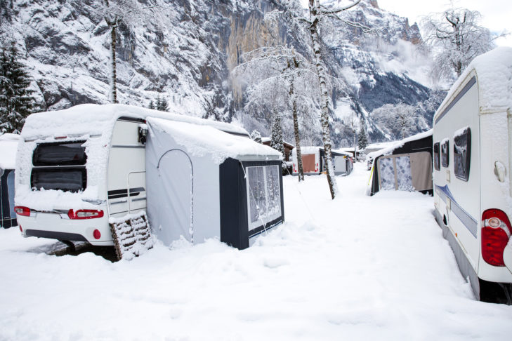 Portare il camper in settimana bianca: SnowTrex presenta importanti informazioni sul tema del campeggio invernale.