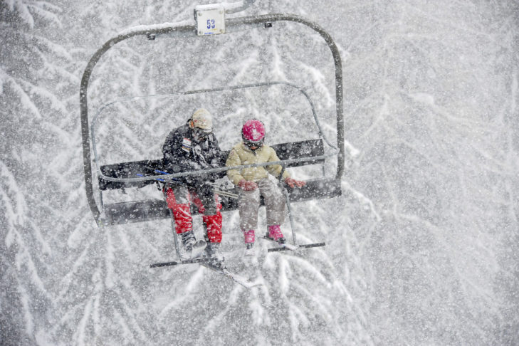 Le abbondanti nevicate ostacolano la visibilità e rendono estremamente difficile sciare e fare snowboard.