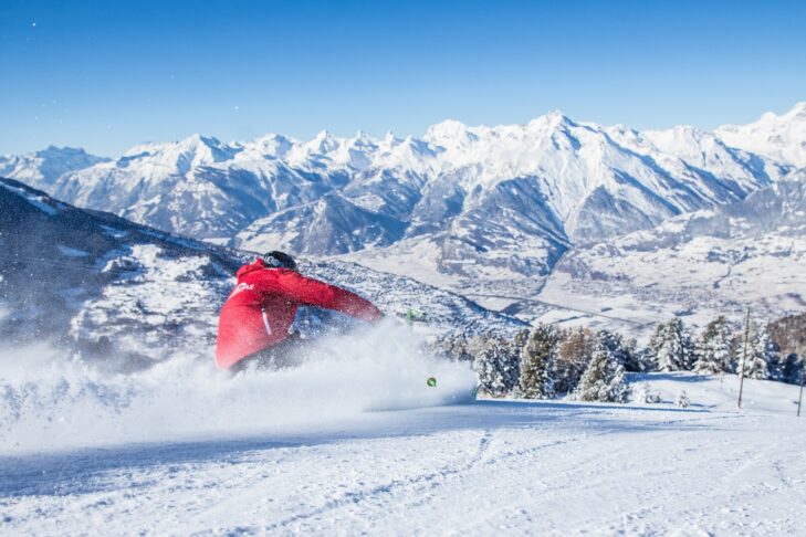 Il comprensorio sciistico Les 4 Vallées, con le sue aree sciistiche secondarie, come Veysonnaz, e i suoi 412 chilometri di piste, figura tra i primi tre comprensori sciistici più grandi d’Europa.