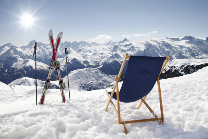 Sotto il cielo azzurro e il sole, la neve si scioglie parzialmente nel corso della giornata e peggiora le condizioni delle piste.