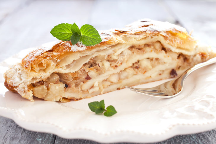 Uno strudel di mele fresco dovrebbe essere presente in ogni menu invernale