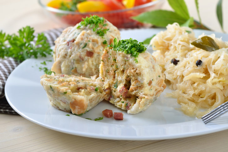 I canederli tirolesi vengono tradizionalmente consumati nella zuppa di manzo o con il cavolo