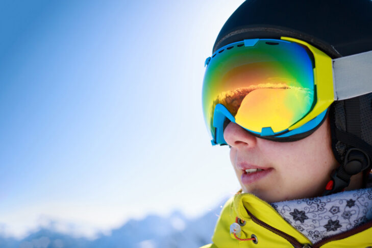 Gli occhiali da sci a specchio hanno un aspetto elegante, in genere non lasciano passare molta luce e sono quindi ideali per le giornate di sci con cielo azzurro e sole.