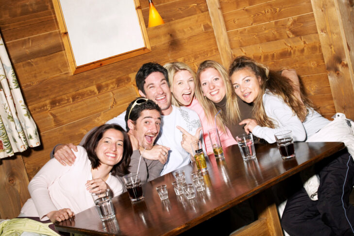 Jagertee, vin brulé, birra e grappa riscaldano gli appassionati di sport invernali dall’interno.