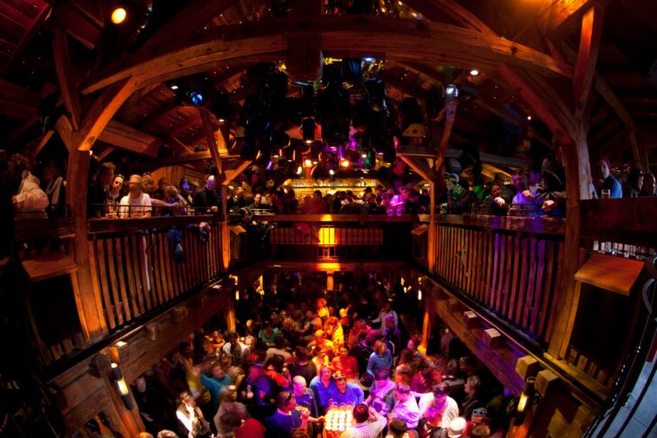 Al Mooserwirt, il DJ Gerhard e suo figlio, il DJ Thomas, garantiscono un'atmosfera da urlo.