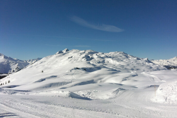 La discesa Vermalen parte dal Glattingrat (2.300 m) e termina alla stazione a valle presso Klösterle (1.075 m).