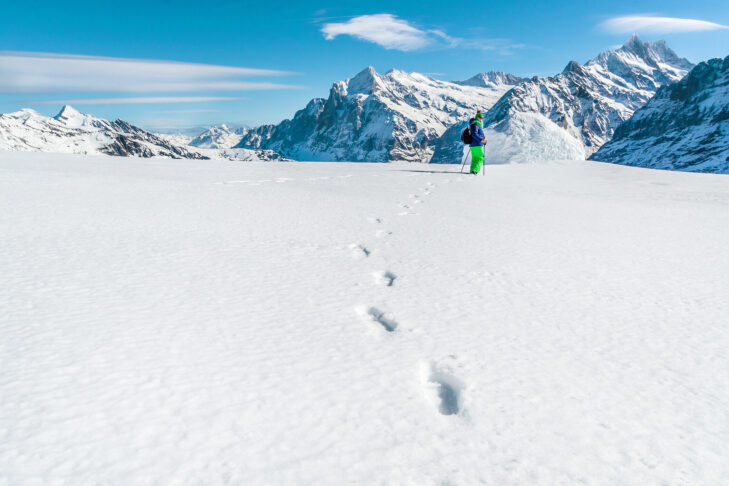 In mezzo alla natura, gli amanti della neve sono completamente in sintonia con se stessi durante lo scialpinismo.