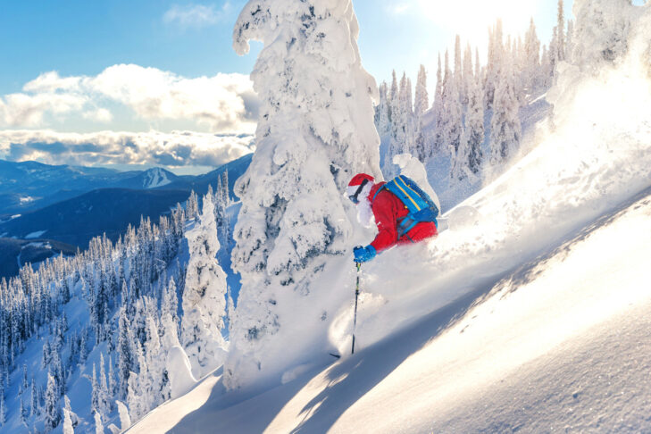 Non sono solo gli sciatori e gli snowboarder a sentirsi perfettamente a proprio agio sulla neve: anche Babbo Natale si trova perfettamente a suo agio sulle piste e, naturalmente, porta con sé i regali!