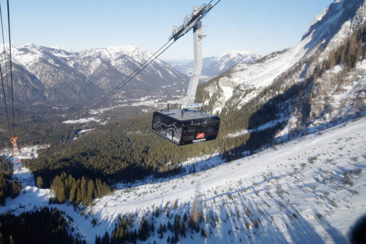 Ottima vista sulla funivia dello Zugspitze e sul panorama circostante.