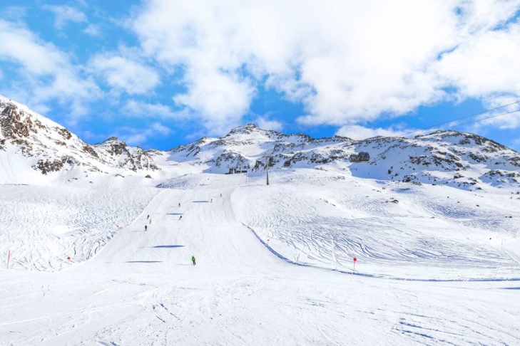 Le stazioni sciistiche del Tirolo offrono piste perfettamente preparate, rustici rifugi per rifocillarsi e moderni impianti di risalita.