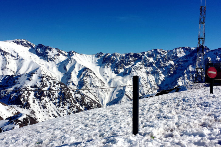 Stazione sciistica in Marocco: il sole splende, la neve luccica.