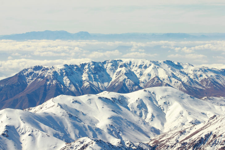 Sulle pendici innevate delle montagne dell'Atlante, gli abitanti del Marocco amano sciare anche in inverno.